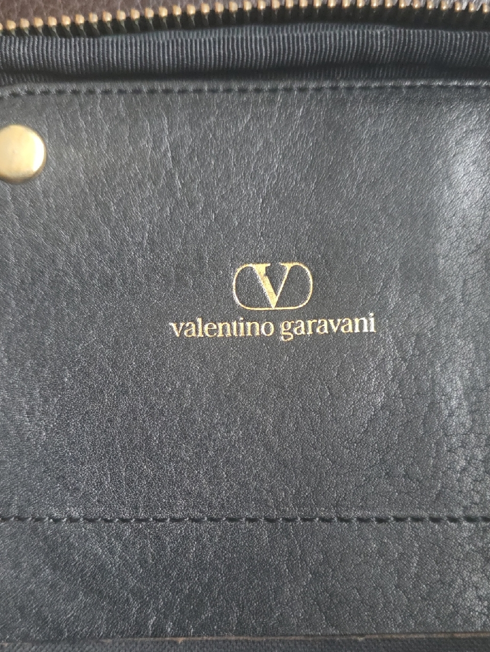 Valentino Garavani Black Leather Bag: Clutch, Dopp, or Organizer - Picture 9 of 10